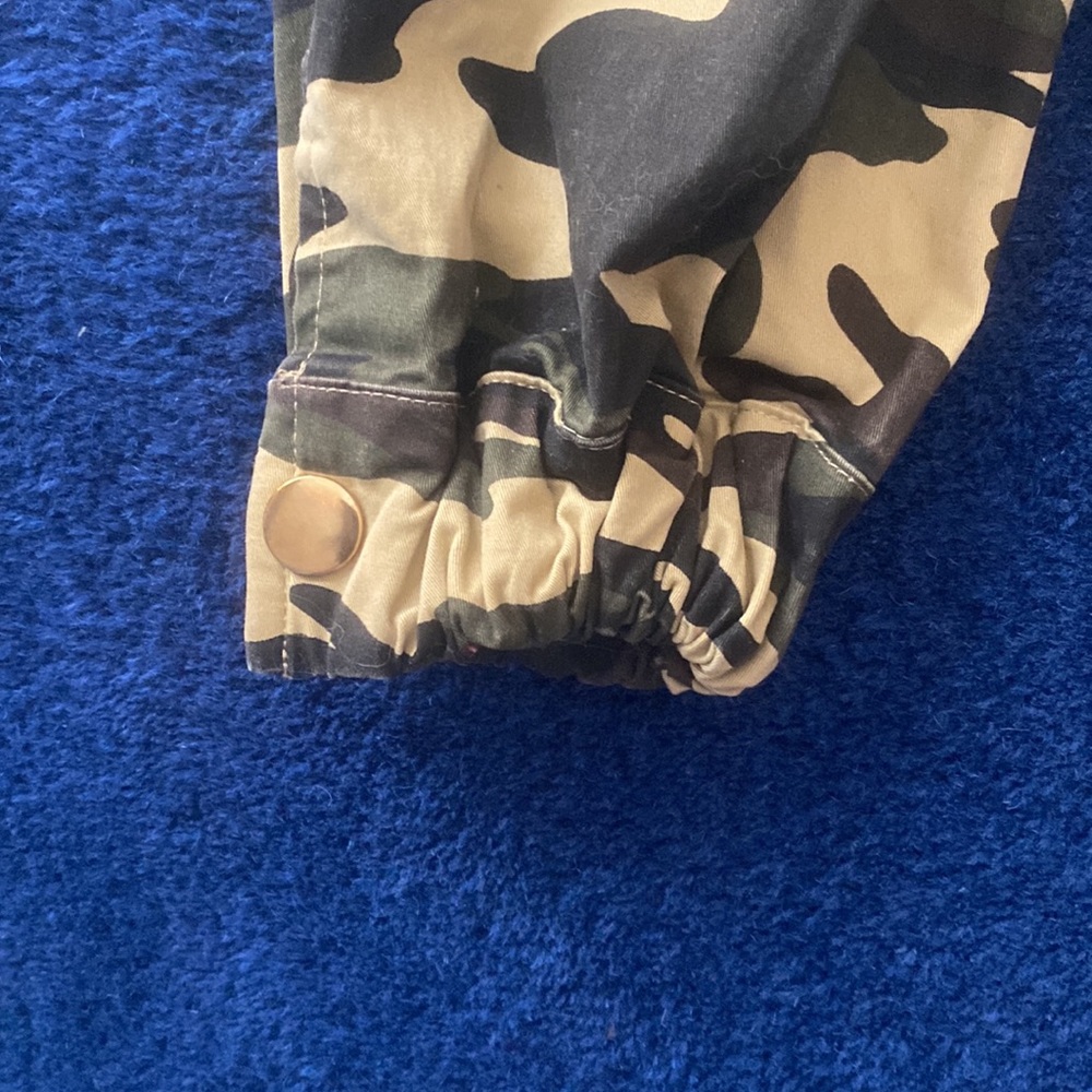 Camouflage Cargo Joggers by Celebrity Fashions by Hera Collections.  Sz. Small - Picture 4 of 5